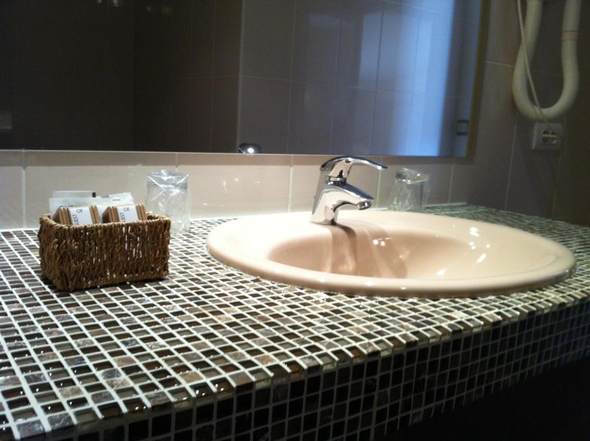 Logis Hotel - Restaurant Maison Claude Darroze ランゴン エクステリア 写真